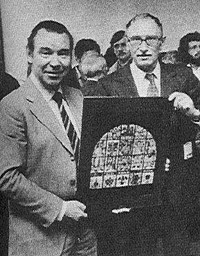OB Kuhlmann mit dem K&uuml;nstler (rechts)