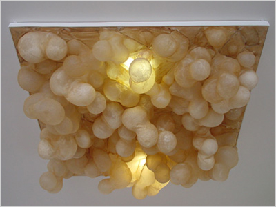 "Flock" - Installation aus 50 M&auml;gen